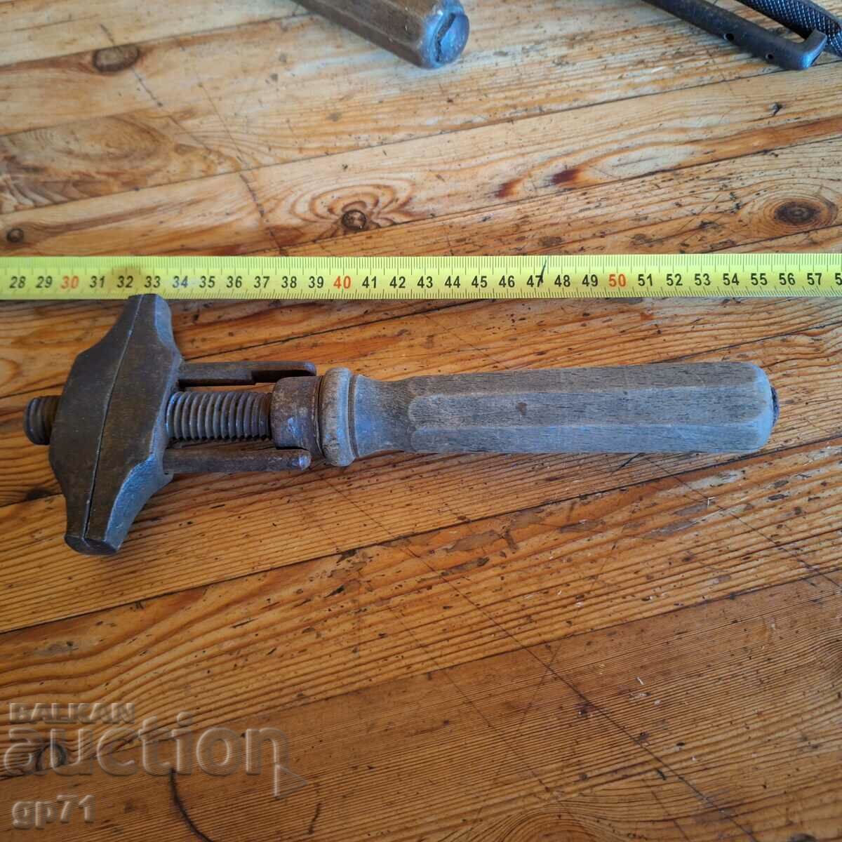 Old spanner -clamp-2