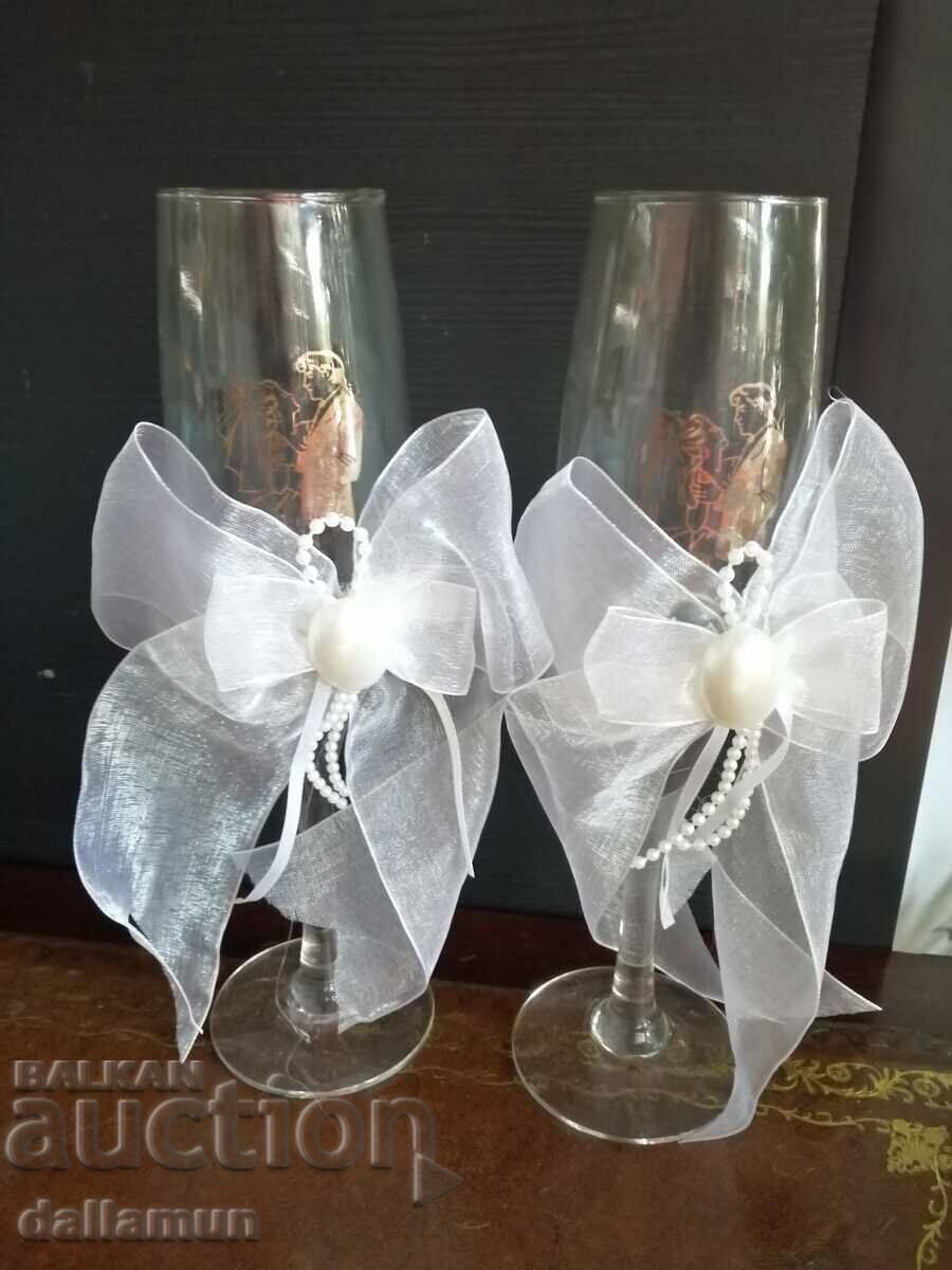 ένα ζευγάρι τελετουργικά κύπελλα με τιμή 22.00 BGN | € 11.25