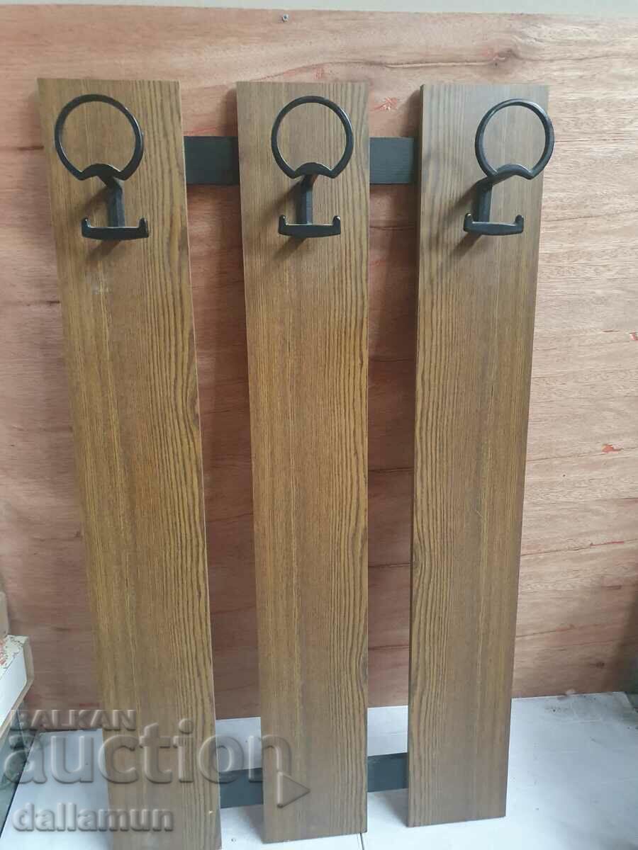 Доставка на дървена закачалка за стена Доставка на дървена закачалка за стена