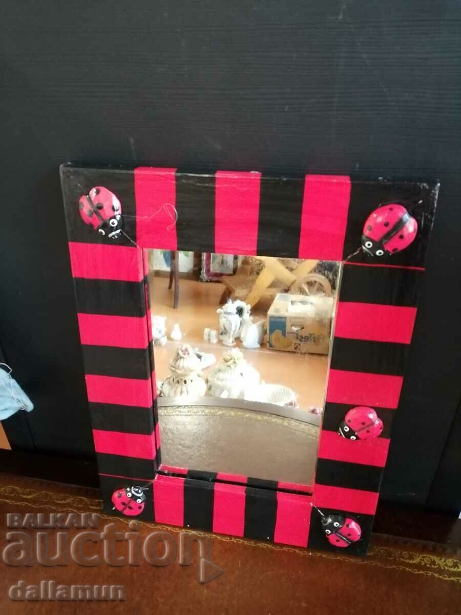 Аукцион огледало за стена с дървена рамка Аукцион огледало за стена с дървена рамка