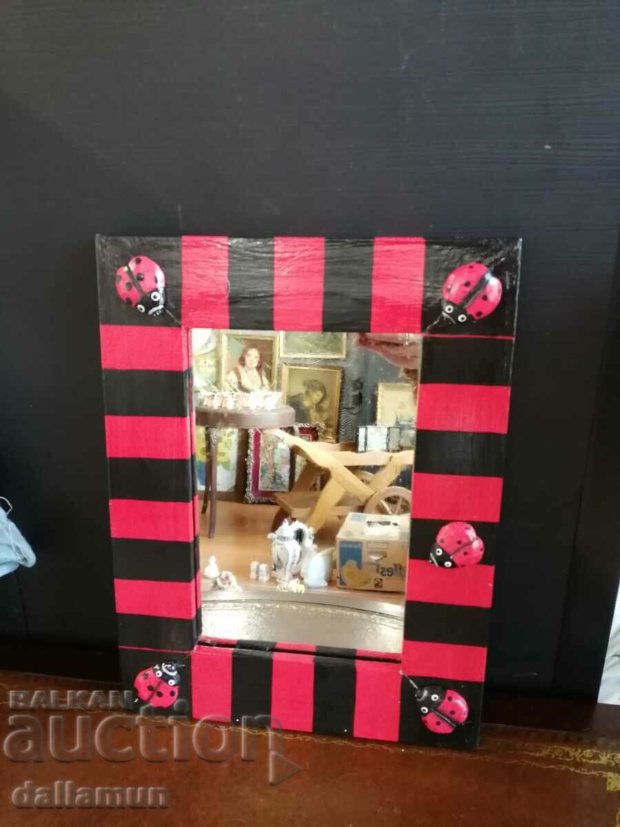 Доставка на огледало за стена с дървена рамка Доставка на огледало за стена с дървена рамка