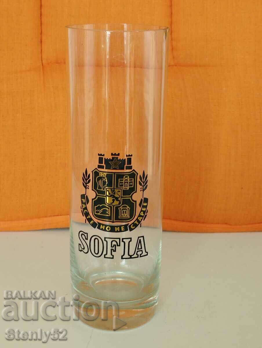 Стъклена чаша с емблемата на София.