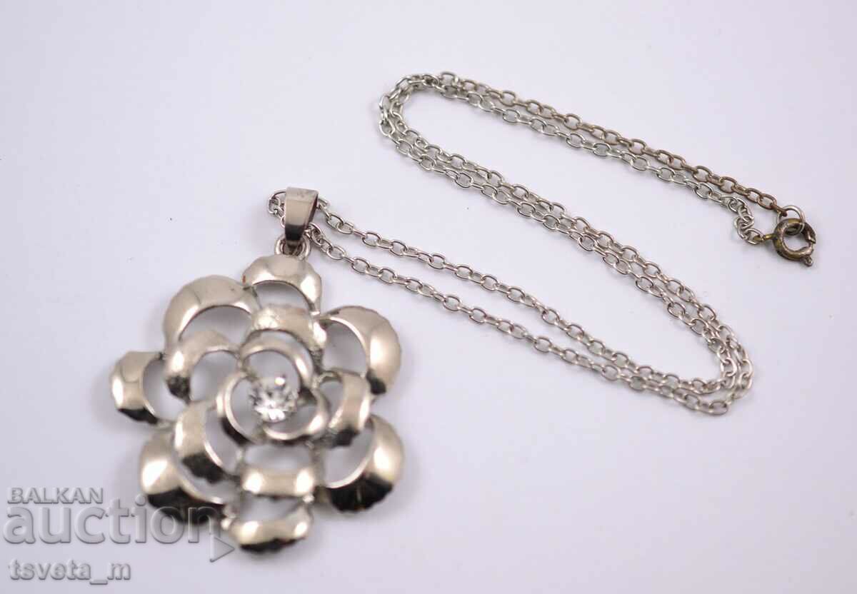 Necklace necklace with rose medallion