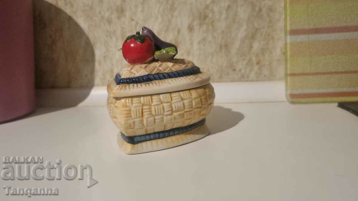 Χαριτωμένο πορσελάνινο κουτί με τιμή 7.00 BGN | € 3.58 Χαριτωμένο πορσελάνινο κουτί με τιμή 7.00 BGN | € 3.58