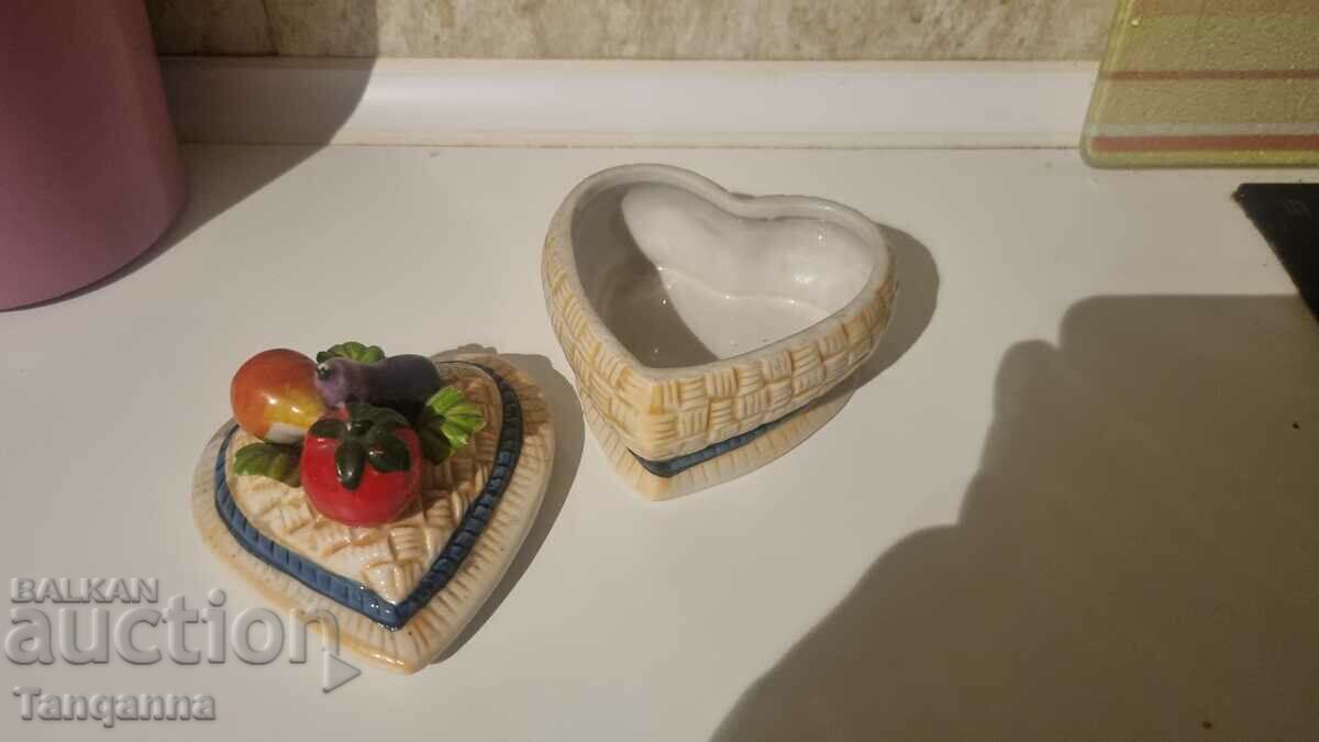 Δημοπρασία Χαριτωμένο πορσελάνινο κουτί Δημοπρασία Χαριτωμένο πορσελάνινο κουτί