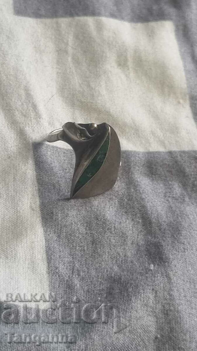Un inel vechi de argint