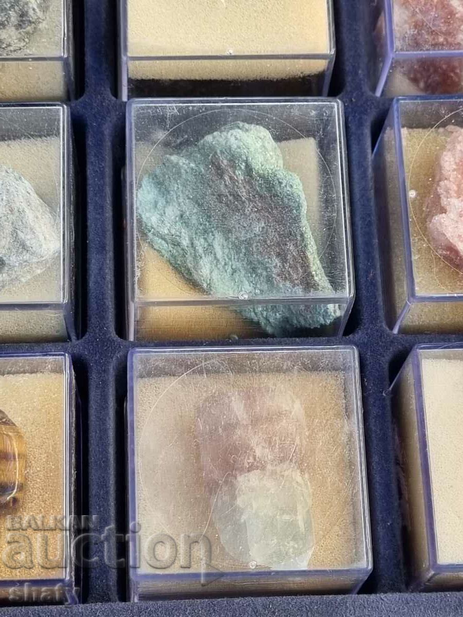 Auction A collection of semi-precious stones Auction A collection of semi-precious stones