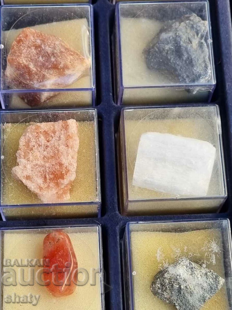 Delivery of A collection of semi-precious stones Delivery of A collection of semi-precious stones