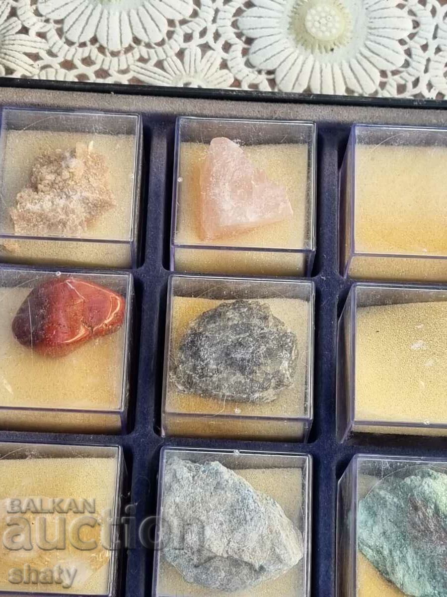 A collection of semi-precious stones - 5 A collection of semi-precious stones - 5