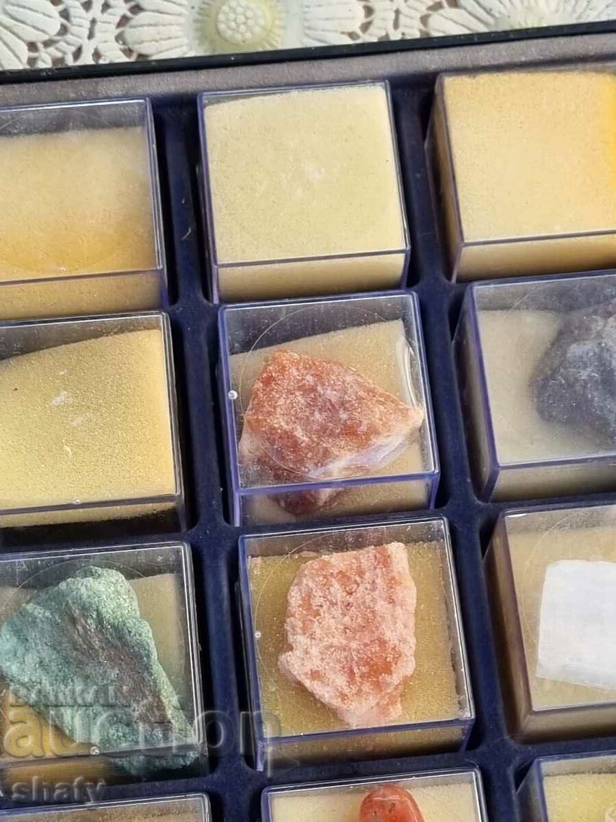 A collection of semi-precious stones - 6 A collection of semi-precious stones - 6