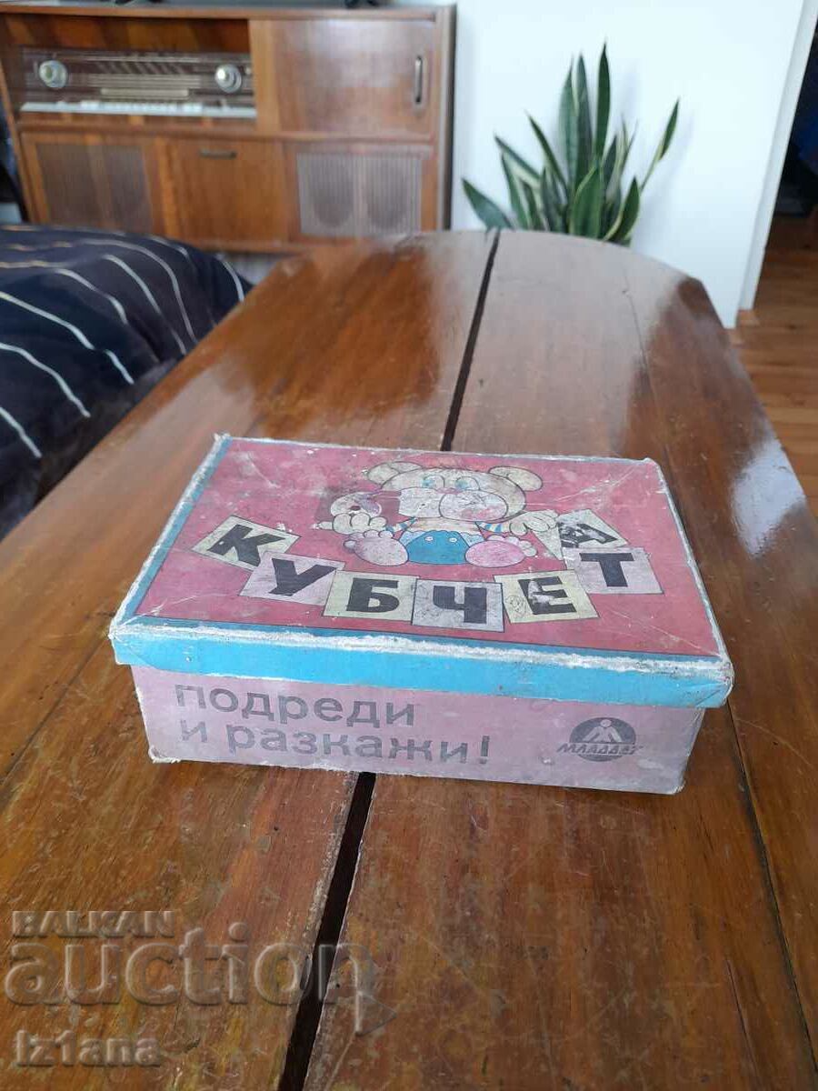 Un vechi joc pentru copii cu cuburi Un vechi joc pentru copii cu cuburi