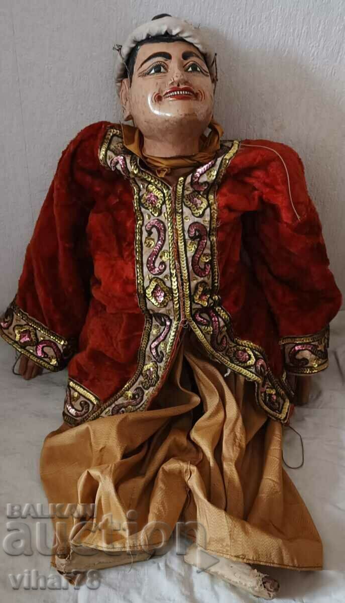 Доставка на Много стара дървена театрална кукла Доставка на Много стара дървена театрална кукла