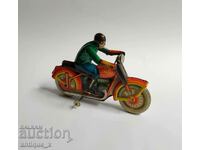 Jucărie veche din metal social rusesc - motociclist - cu cheie