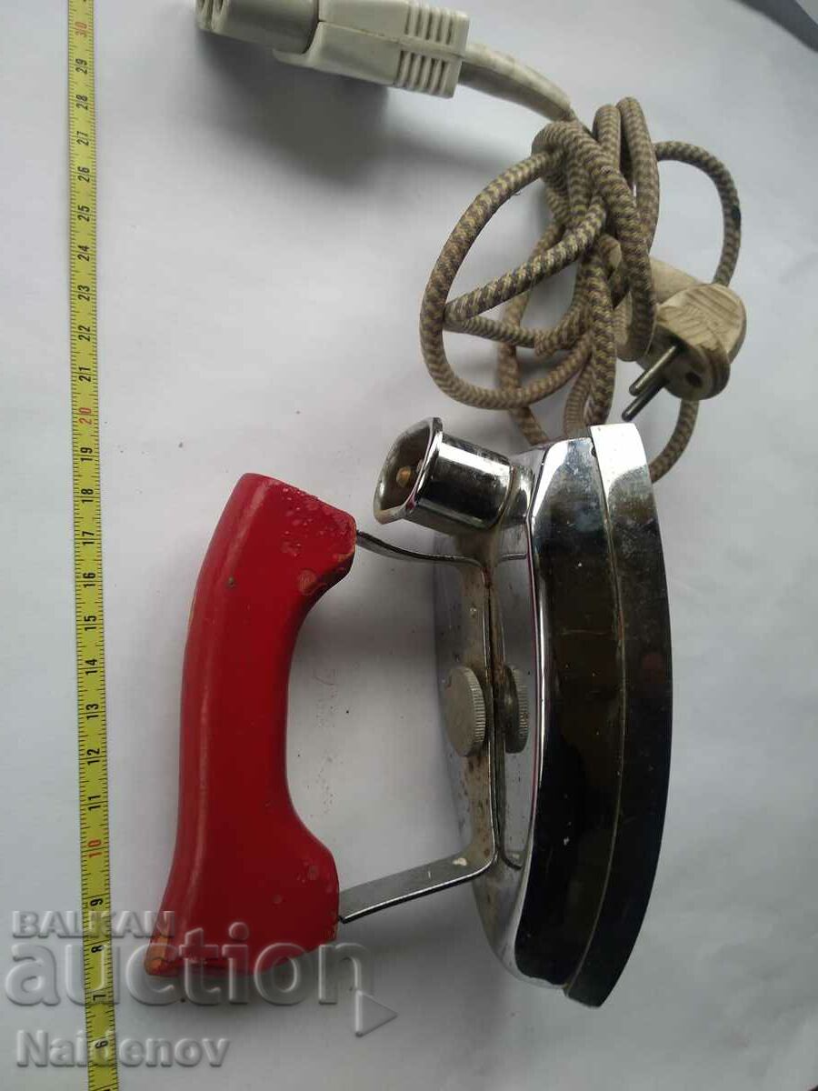 Малка стара ютия работи с цена 20.00 лв. | € 10.23 Малка стара ютия работи с цена 20.00 лв. | € 10.23