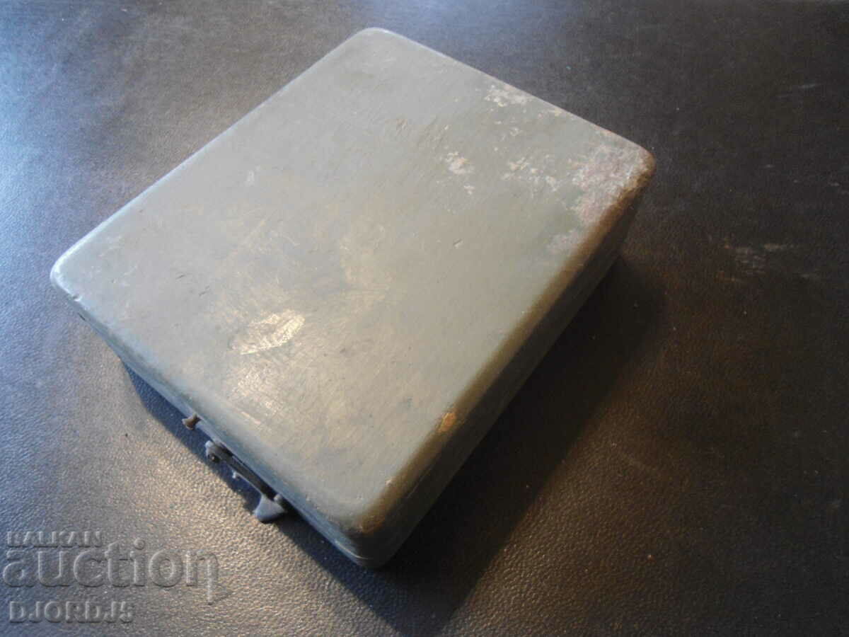 Delivery of Old wooden box Delivery of Old wooden box