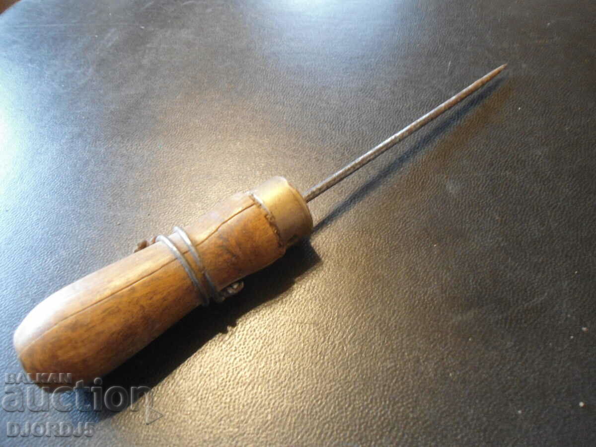 Licitație O unealtă veche, o pungă Licitație O unealtă veche, o pungă