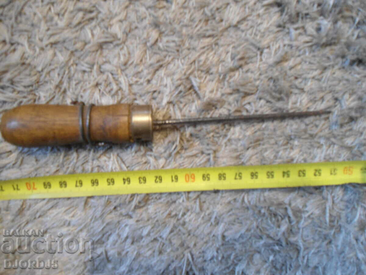 Livrarea O unealtă veche, o pungă Livrarea O unealtă veche, o pungă