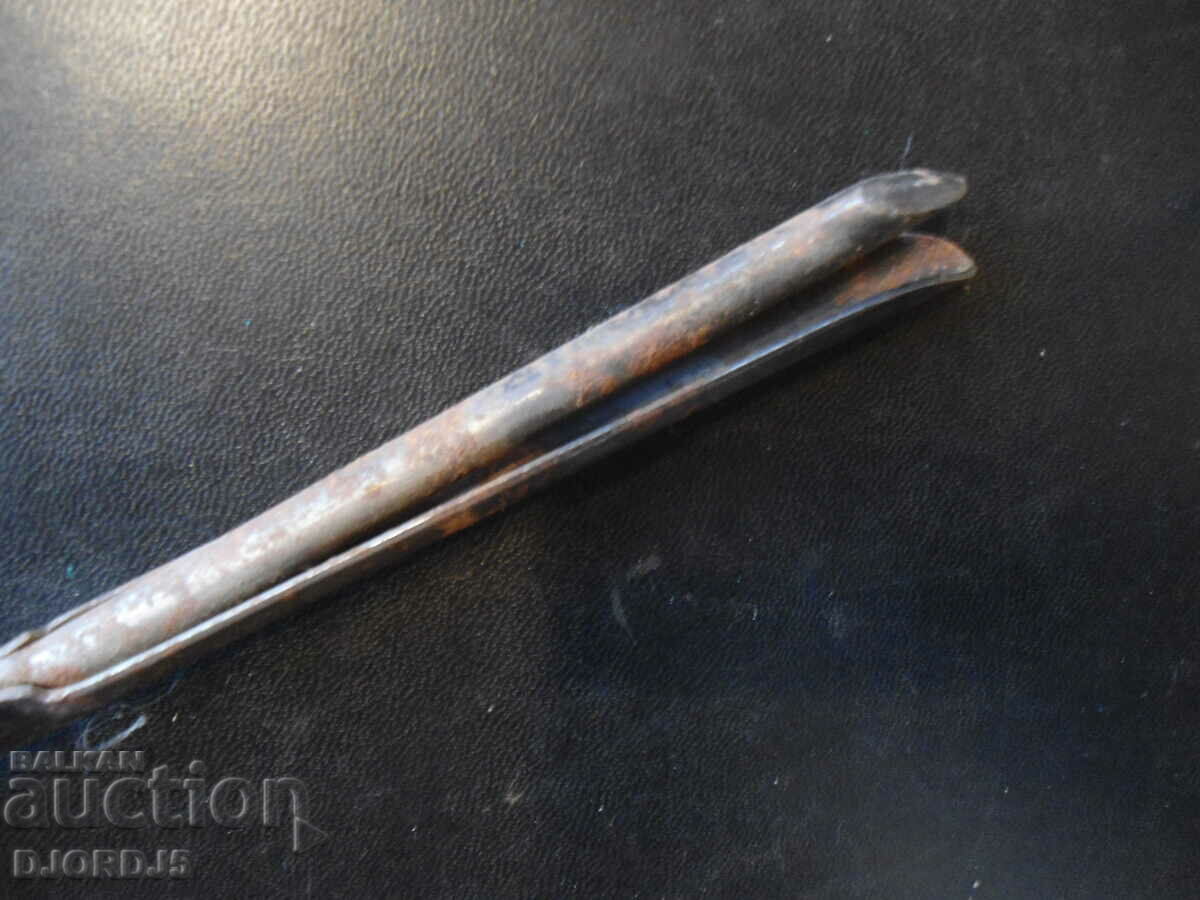 Auction  An old instrument