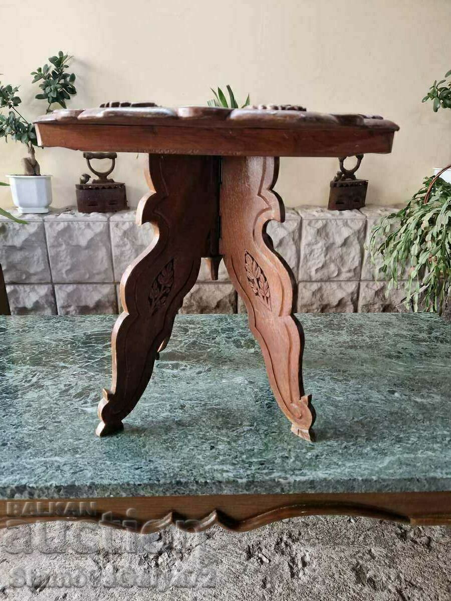 Delivery of Beautiful antique table with wood carving