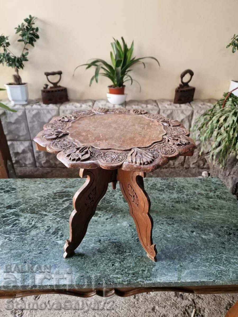 Frumoasă masă antică cu sculptură în lemn