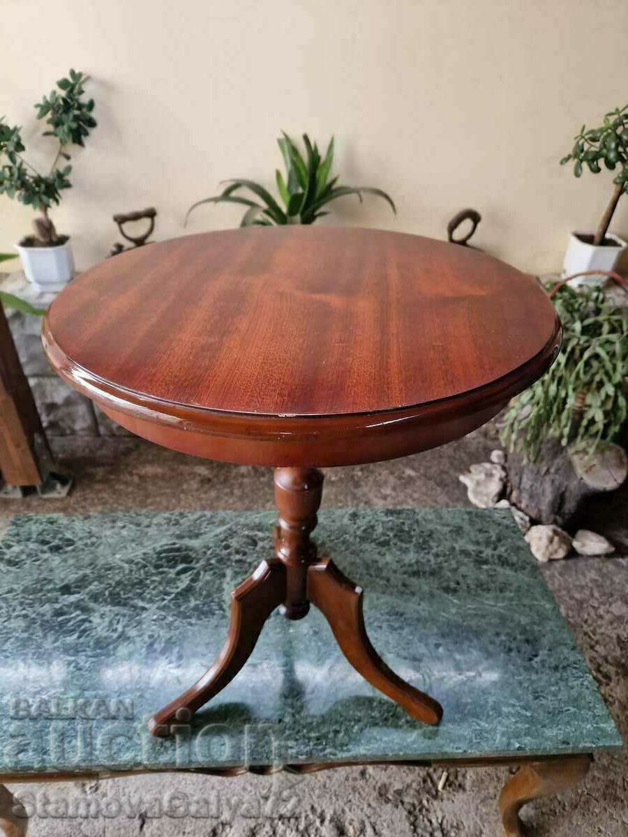 O masă antică frumoasă din lemn cu preț 128.00 BGN | € 65.45 O masă antică frumoasă din lemn cu preț 128.00 BGN | € 65.45