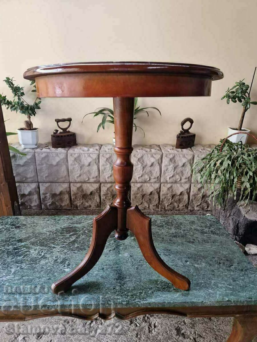Licitație O masă antică frumoasă din lemn