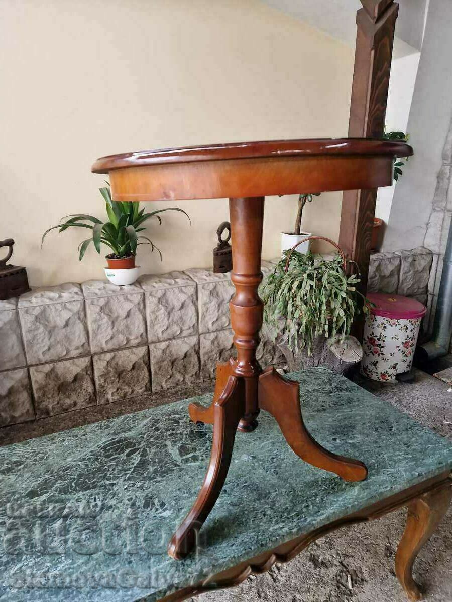 Παράδοση Ένα υπέροχο ξύλινο τραπέζι αντίκα Παράδοση Ένα υπέροχο ξύλινο τραπέζι αντίκα