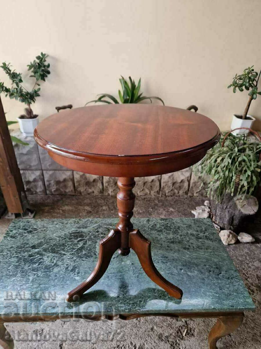 O masă antică frumoasă din lemn O masă antică frumoasă din lemn