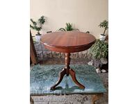O masă antică frumoasă din lemn