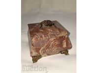 Cutie antica din marmura cu plastic bronz