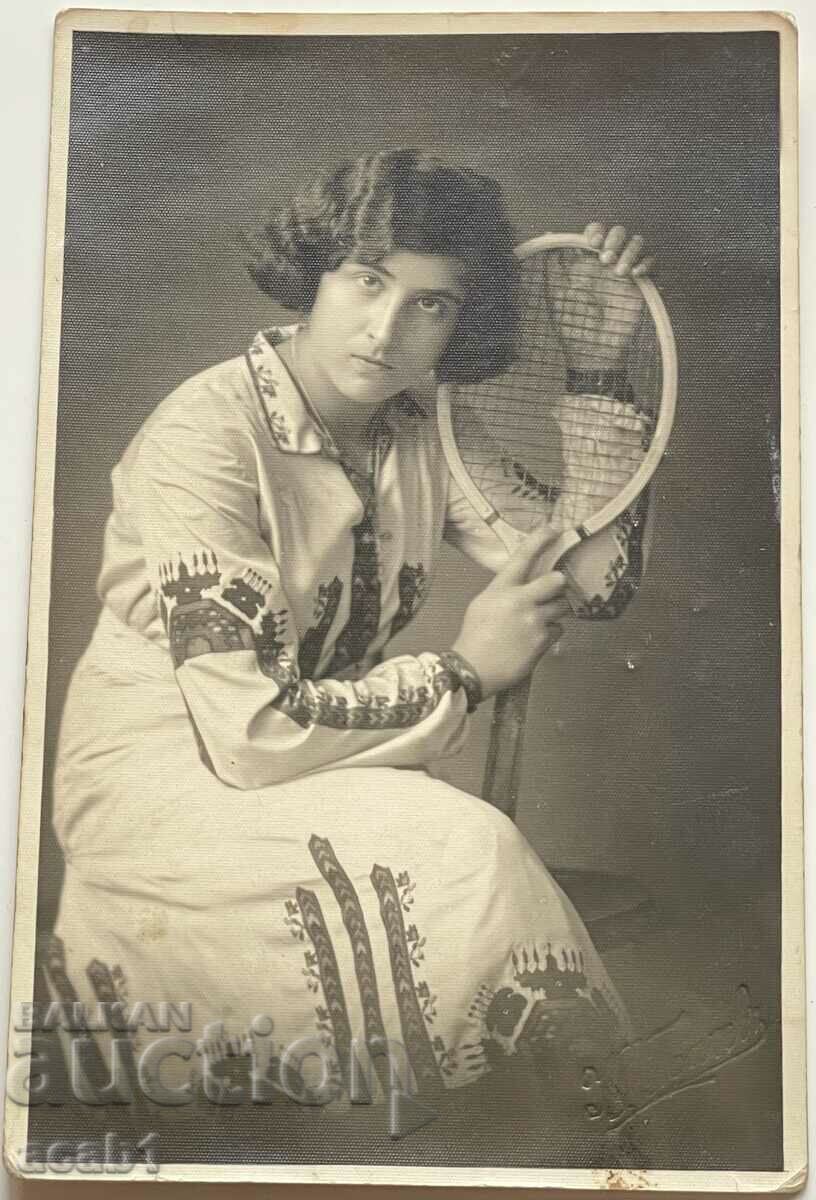 O fată cu pantofi de tenis