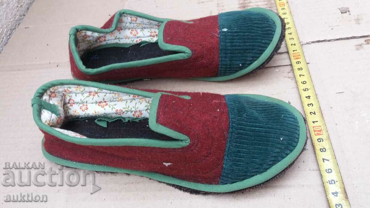OLD DOMESTIC SLIPPERS, SLIPPERS with price 6.99 BGN | € 3.57 OLD DOMESTIC SLIPPERS, SLIPPERS with price 6.99 BGN | € 3.57