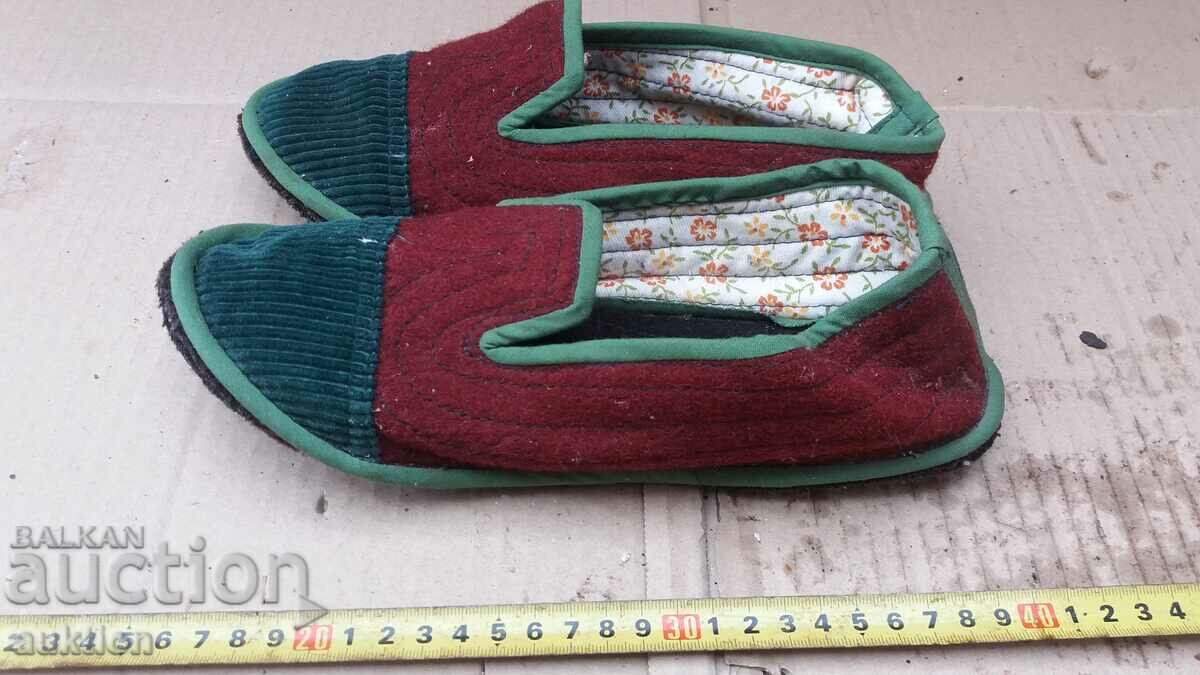 Auction OLD DOMESTIC SLIPPERS, SLIPPERS Auction OLD DOMESTIC SLIPPERS, SLIPPERS