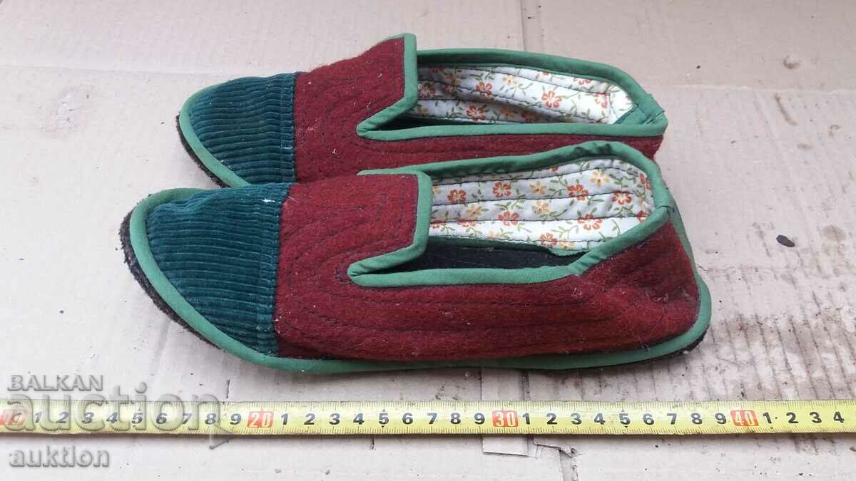 Delivery of OLD DOMESTIC SLIPPERS, SLIPPERS Delivery of OLD DOMESTIC SLIPPERS, SLIPPERS