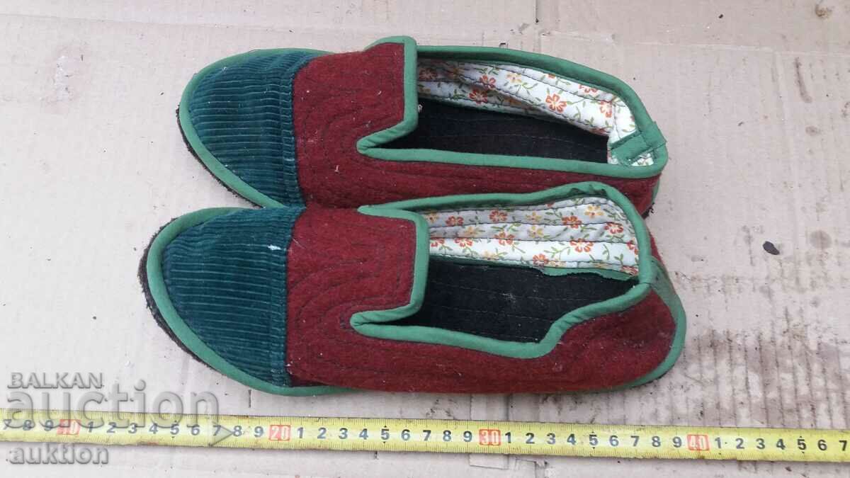 OLD DOMESTIC SLIPPERS, SLIPPERS - 5 OLD DOMESTIC SLIPPERS, SLIPPERS - 5