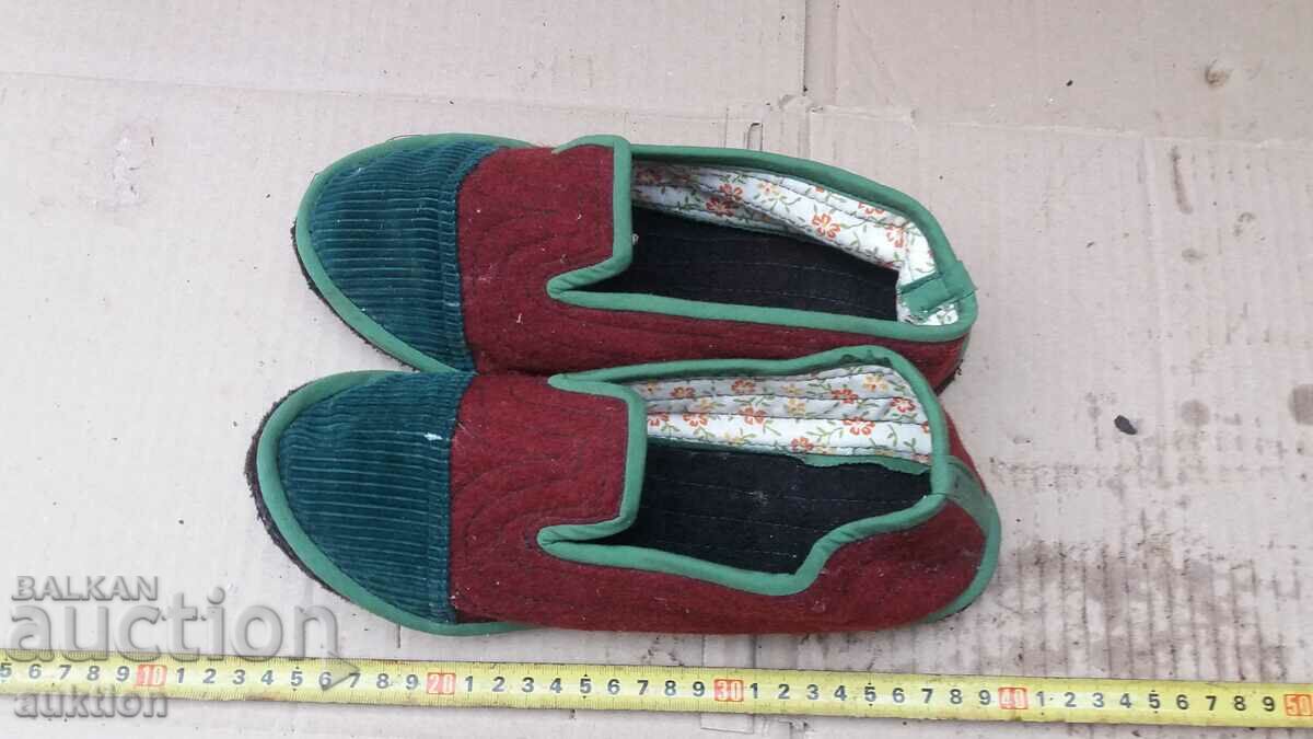 OLD DOMESTIC SLIPPERS, SLIPPERS - 6 OLD DOMESTIC SLIPPERS, SLIPPERS - 6