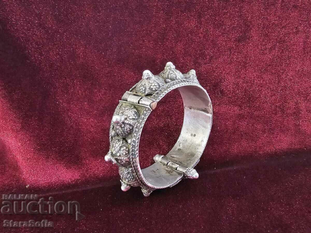 Auction  SILVER RENAISSANCE BRACELET.