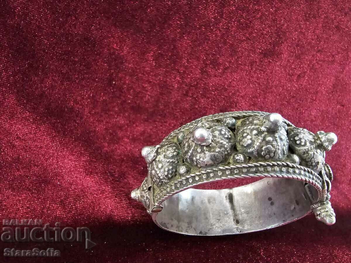 Delivery of SILVER RENAISSANCE BRACELET.