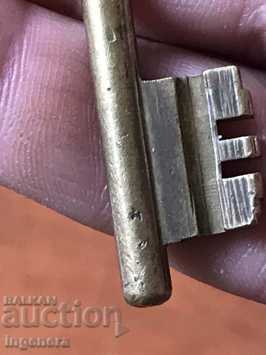 Delivery of ANTIQUE KEY FROM GRANDMOTHER AND GRANDFATHER'S CHESTS CUT PADLOCK Delivery of ANTIQUE KEY FROM GRANDMOTHER AND GRANDFATHER'S CHESTS CUT PADLOCK