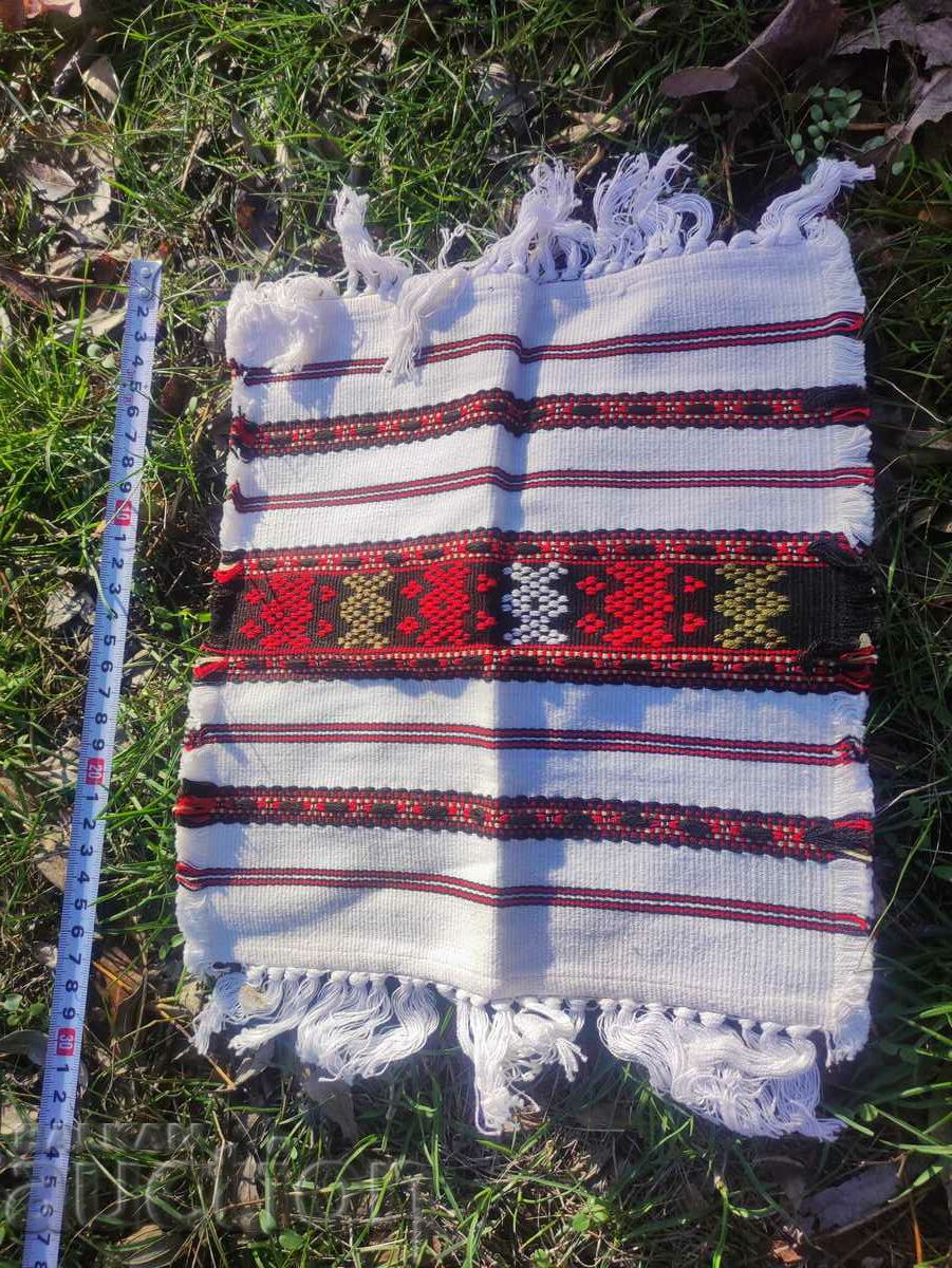 O cârpă mică cu broderie cu preț 50.00 BGN | € 25.56 O cârpă mică cu broderie cu preț 50.00 BGN | € 25.56