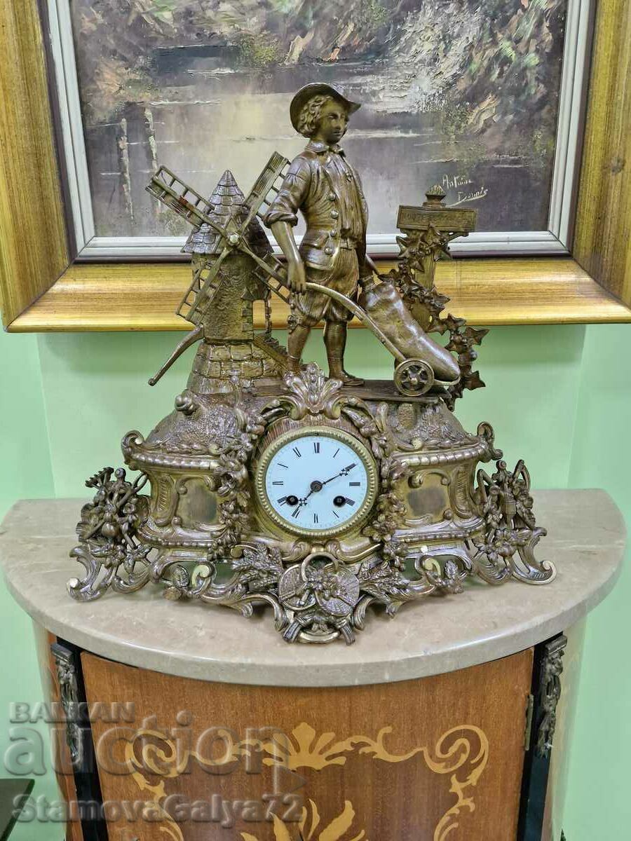 Un mare ceas francez antic de pe cămin de bronz