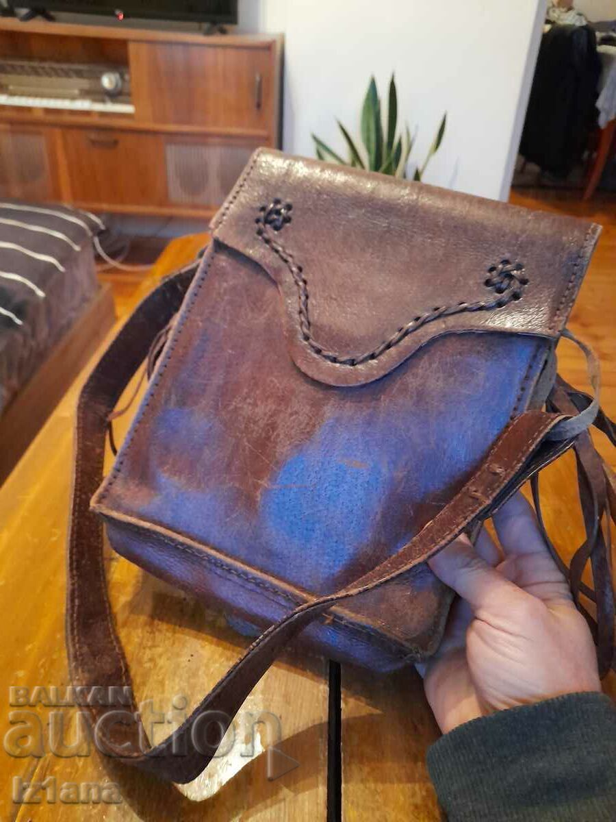 Delivery of Old ladies leather bag