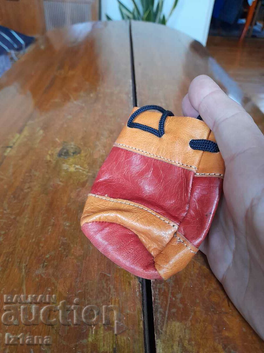 Poșetă veche din piele cu preț 37.00 BGN | € 18.92 Poșetă veche din piele cu preț 37.00 BGN | € 18.92