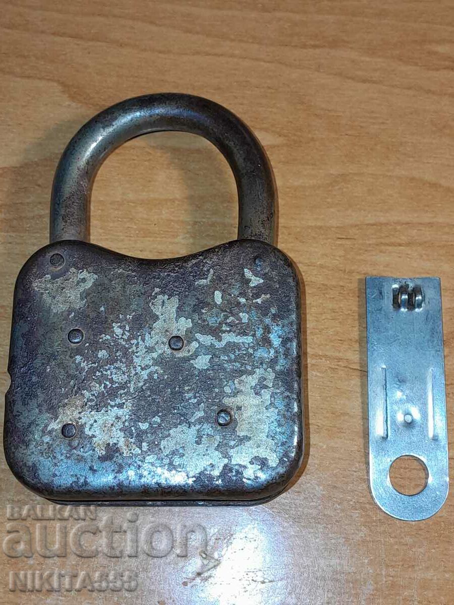 Vechi lacăt rusesc cu placă - URSS cu preț 100.00 BGN | € 51.13 Vechi lacăt rusesc cu placă - URSS cu preț 100.00 BGN | € 51.13