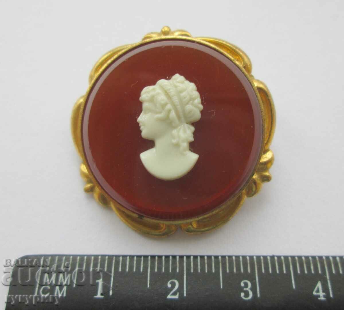 Elegant old lady's gold plated brooch with price 30.00 BGN | € 15.34 Elegant old lady's gold plated brooch with price 30.00 BGN | € 15.34