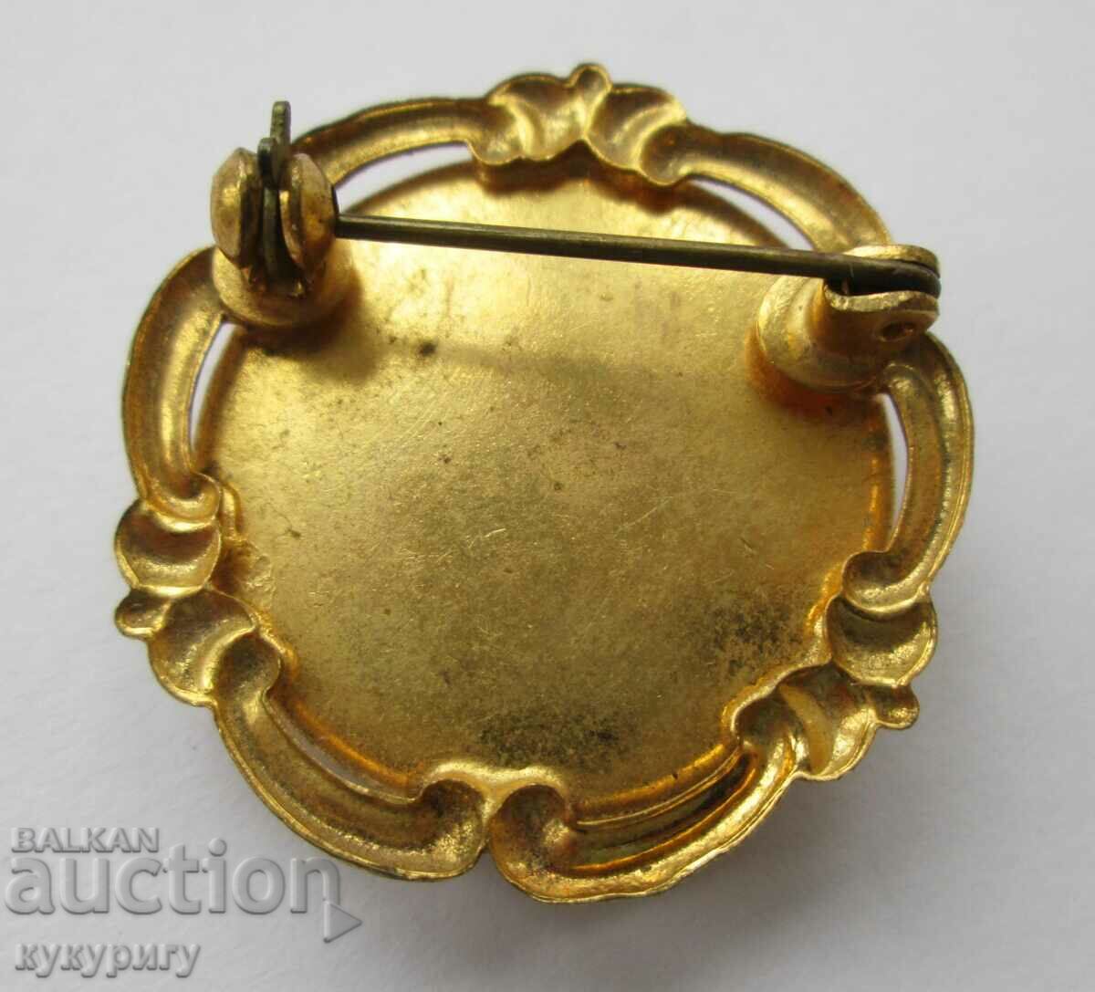 Auction Elegant old lady's gold plated brooch Auction Elegant old lady's gold plated brooch