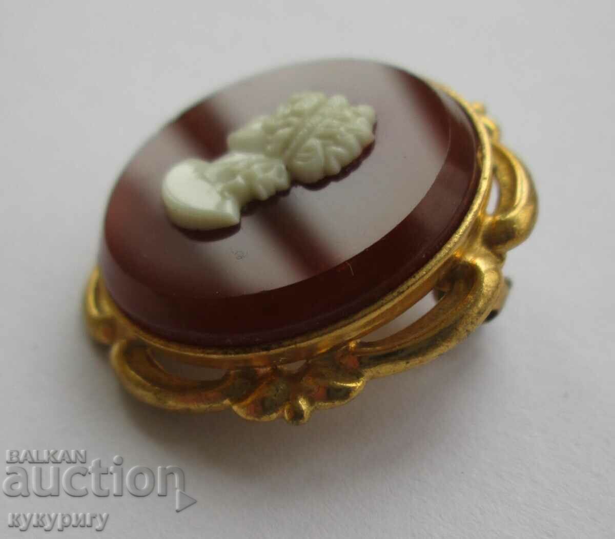 Delivery of Elegant old lady's gold plated brooch Delivery of Elegant old lady's gold plated brooch