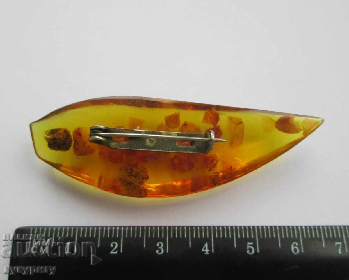 Delivery of Old lady's brooch with embedded amber pieces Delivery of Old lady's brooch with embedded amber pieces
