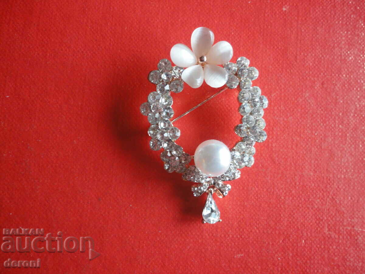 Gold-plated brooch with stones and pearls with price 10.00 BGN | € 5.11 Gold-plated brooch with stones and pearls with price 10.00 BGN | € 5.11