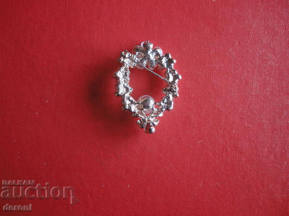 Delivery of Gold-plated brooch with stones and pearls Delivery of Gold-plated brooch with stones and pearls